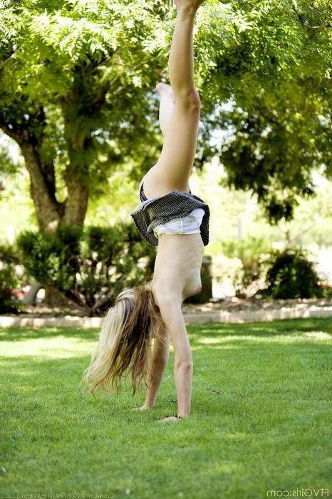16P Blonde Babe Flashes At A Park