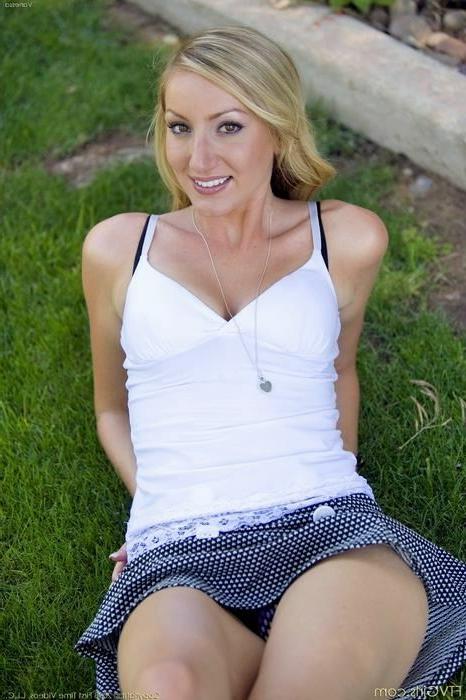 16P Blonde Babe Flashes At A Park