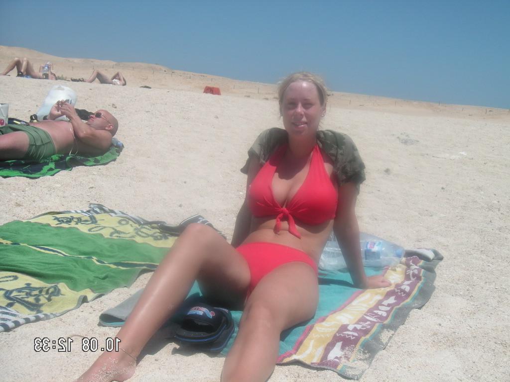 20P Busty blonde amateur girlfriend posing nude at home