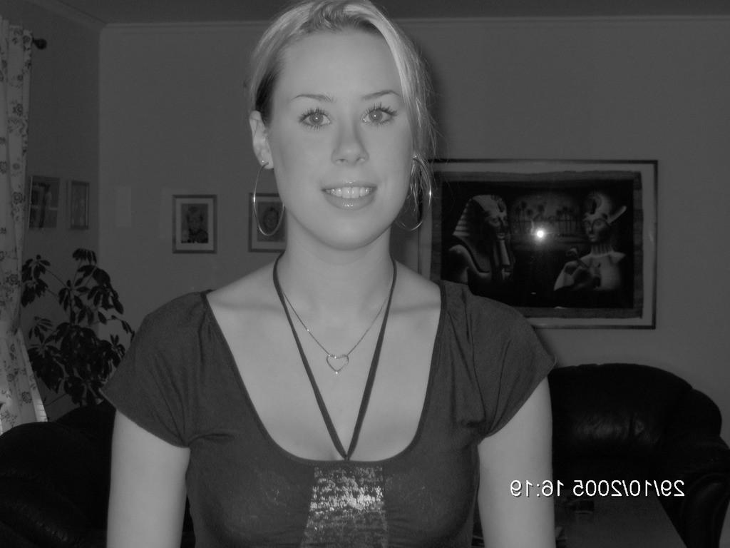 20P Busty blonde amateur girlfriend posing nude at home