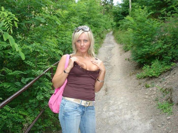 20P Blonde amateur housewife posing at home