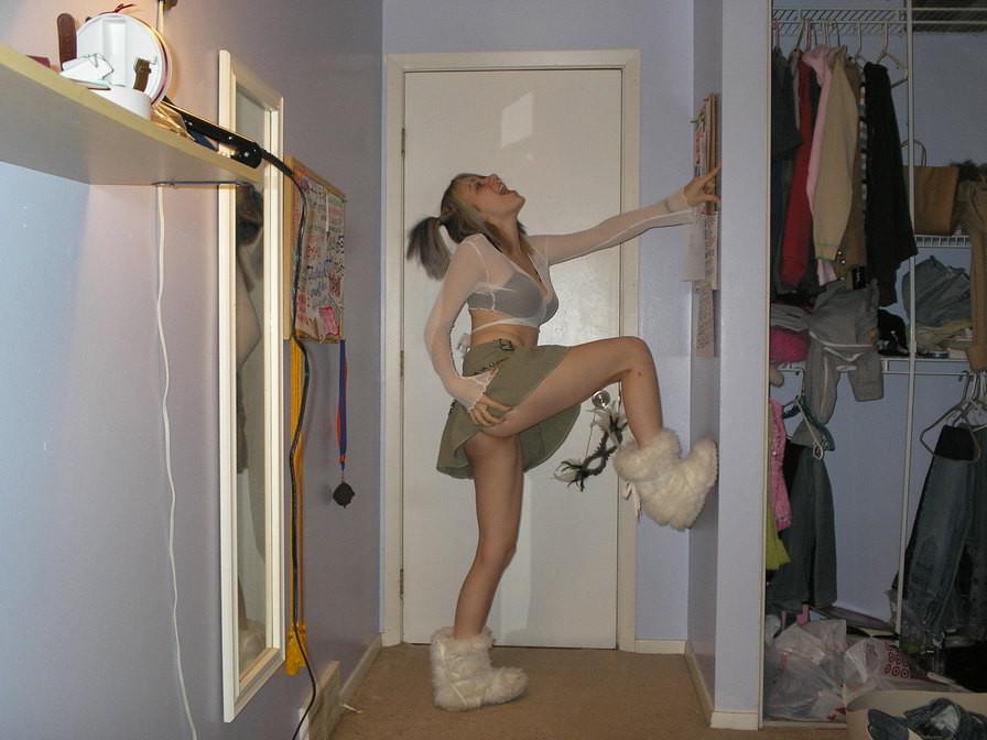 20P Amateur blonde girlfriend posing naked at home