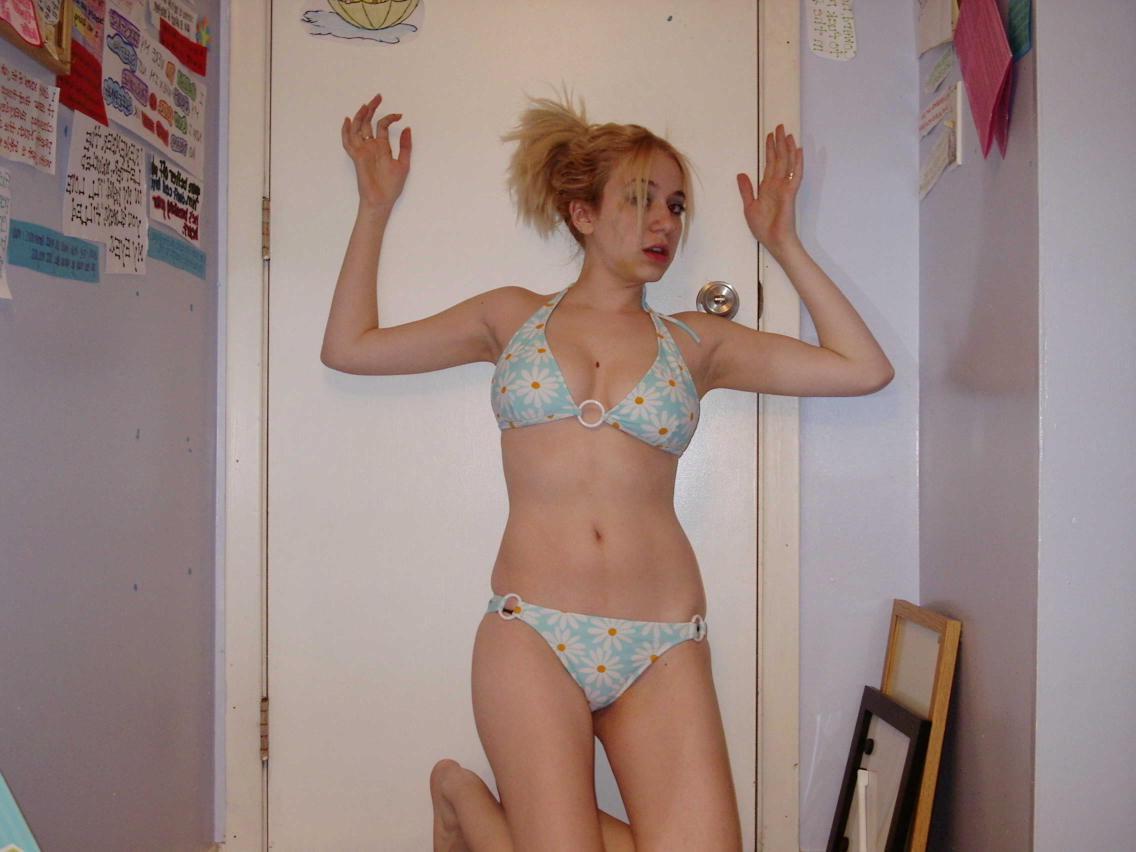 20P Amateur blonde girlfriend posing naked at home