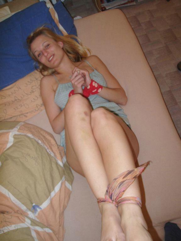 20P Blonde amateur girlfriend posing naked at home