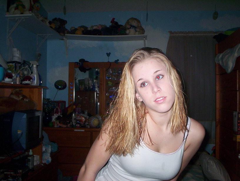 20P Cute blonde amateur girlfriend posing naked with nice boobs
