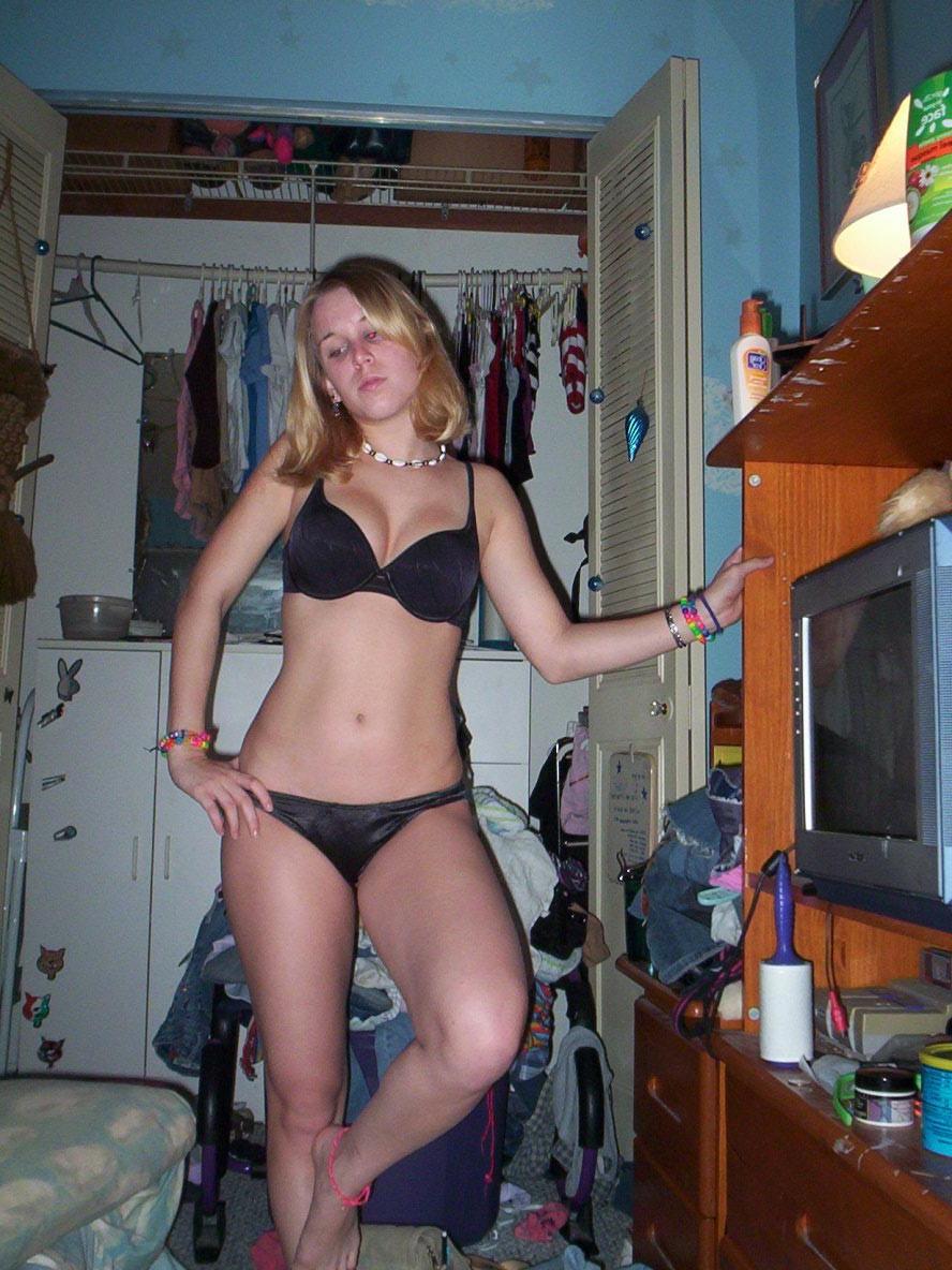20P Cute blonde amateur girlfriend posing naked with nice boobs