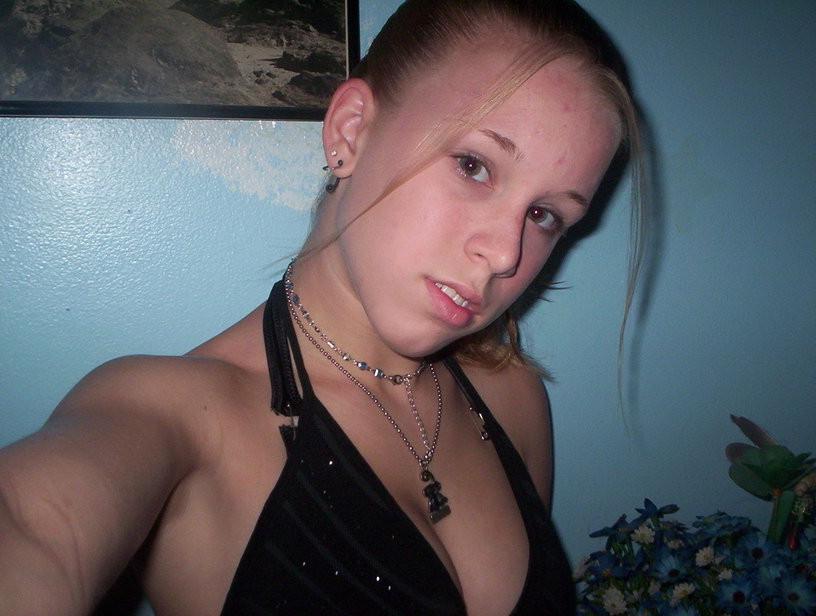 20P Cute blonde amateur girlfriend posing naked with nice boobs