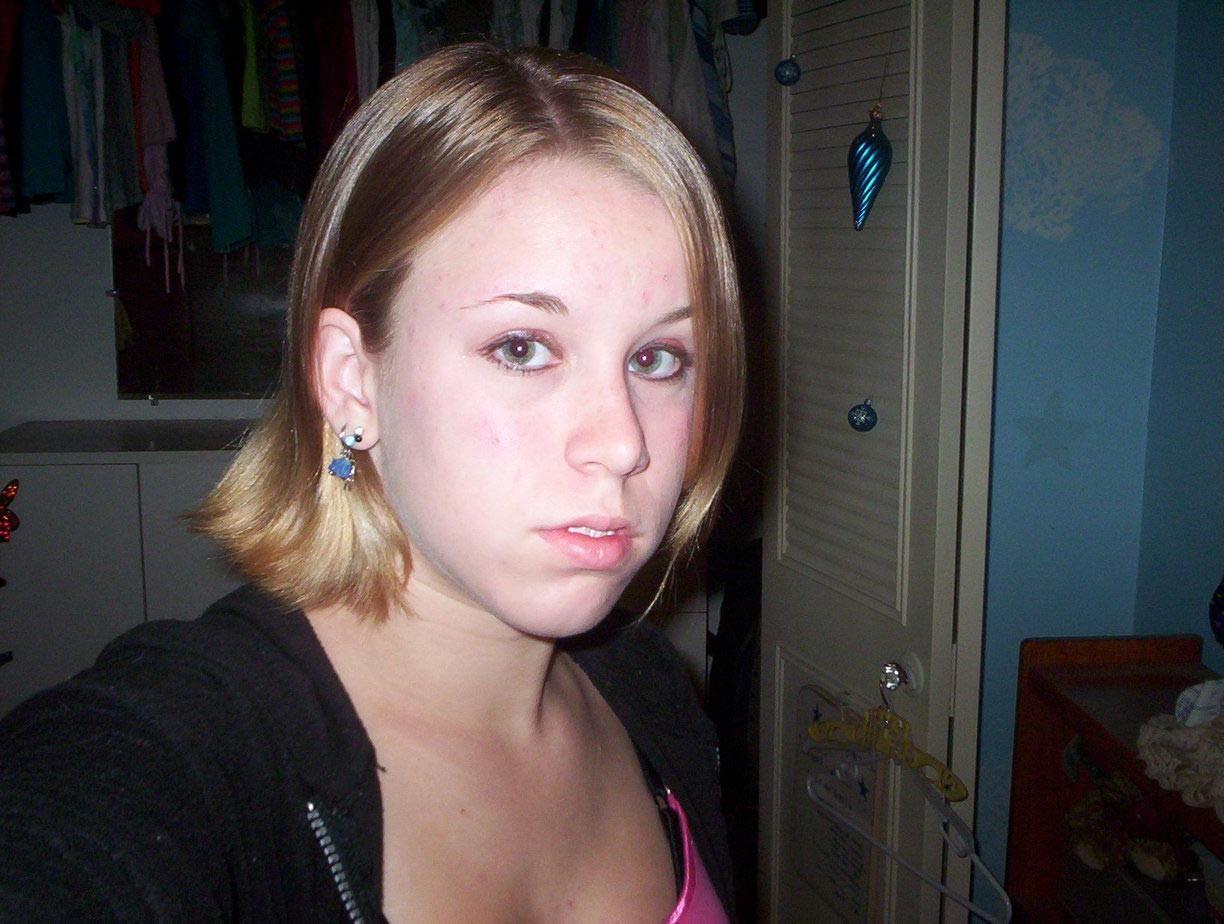 20P Cute blonde amateur girlfriend posing naked with nice boobs