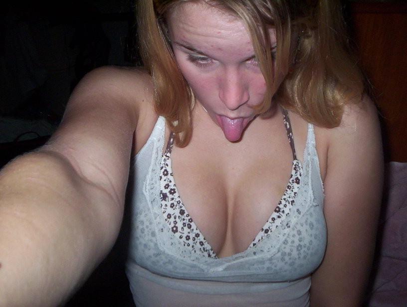 20P Cute blonde amateur girlfriend posing naked with nice boobs