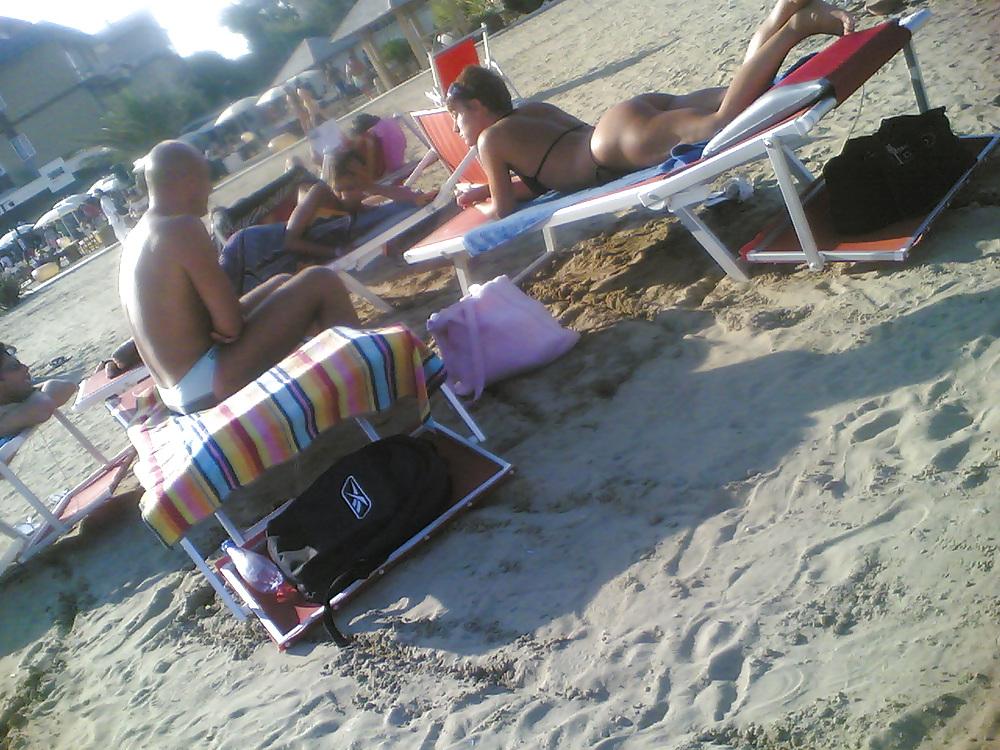 20P Sexy tan ass on italian beach
