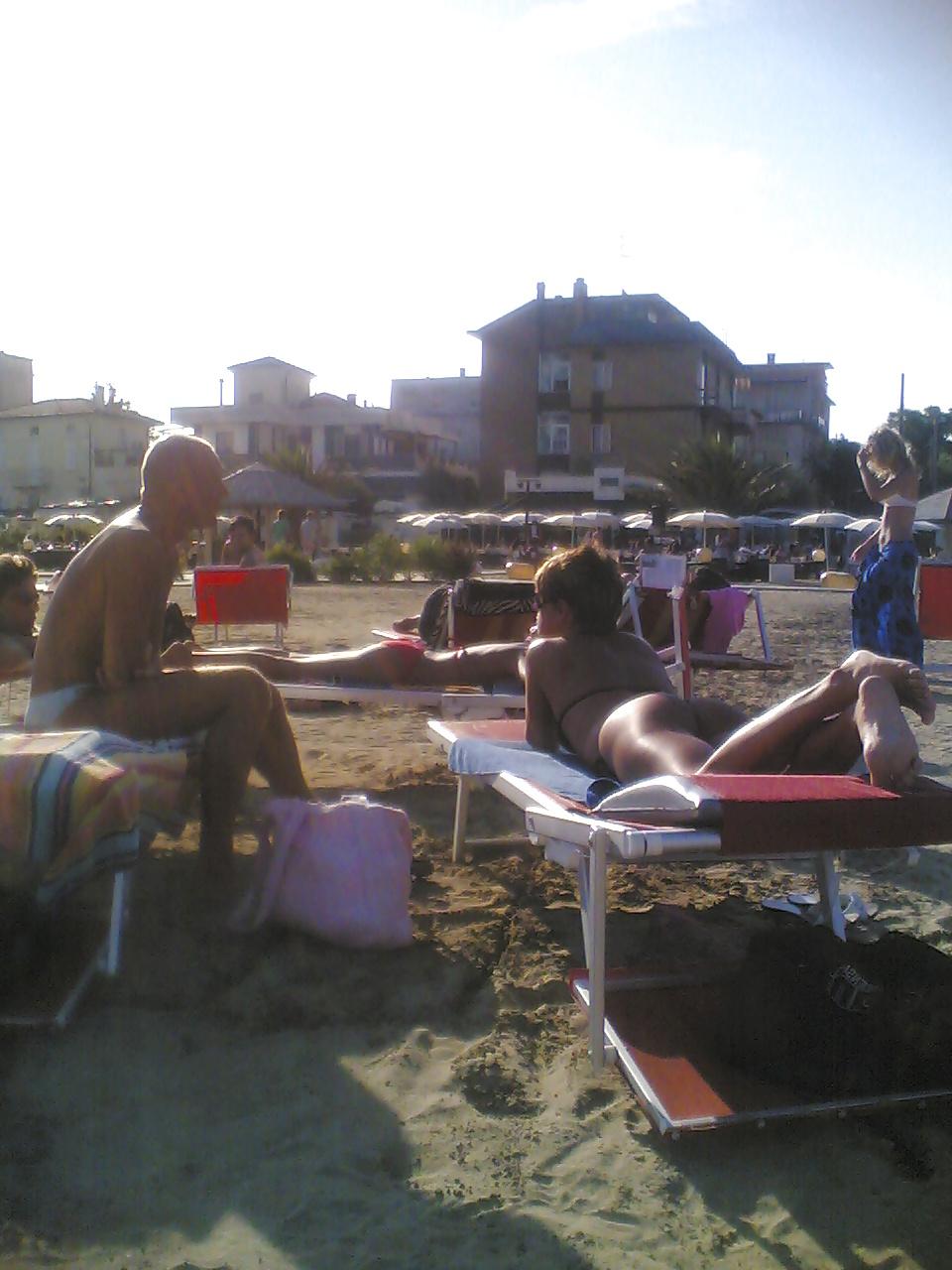 20P Sexy tan ass on italian beach