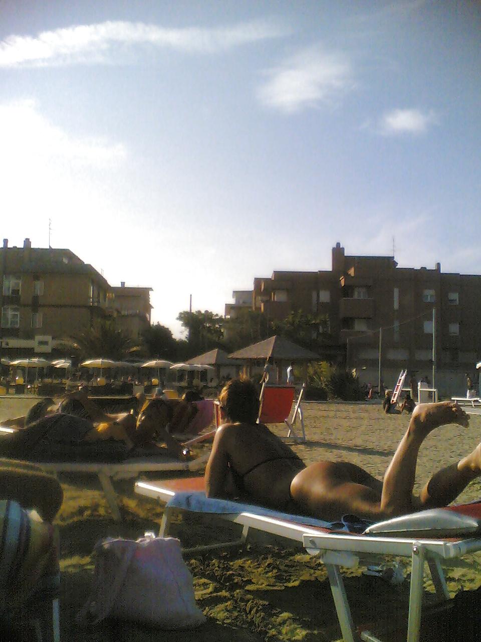 20P Sexy tan ass on italian beach