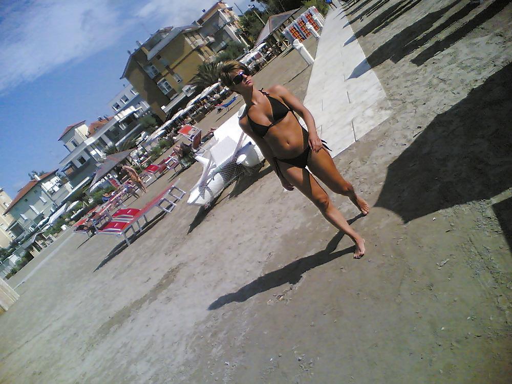 20P Sexy tan ass on italian beach
