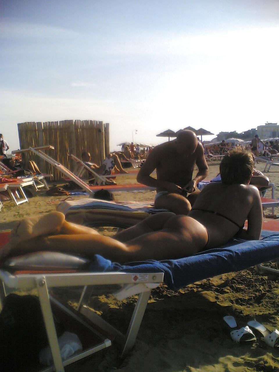 20P Sexy tan ass on italian beach