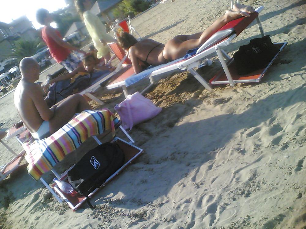 20P Sexy tan ass on italian beach