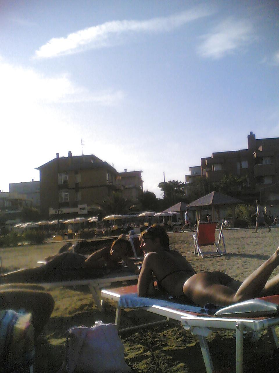 20P Sexy tan ass on italian beach