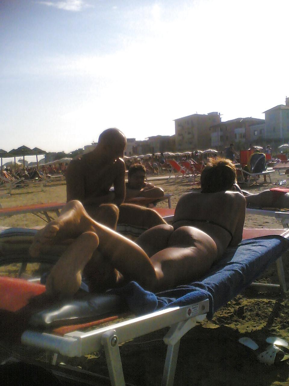 20P Sexy tan ass on italian beach