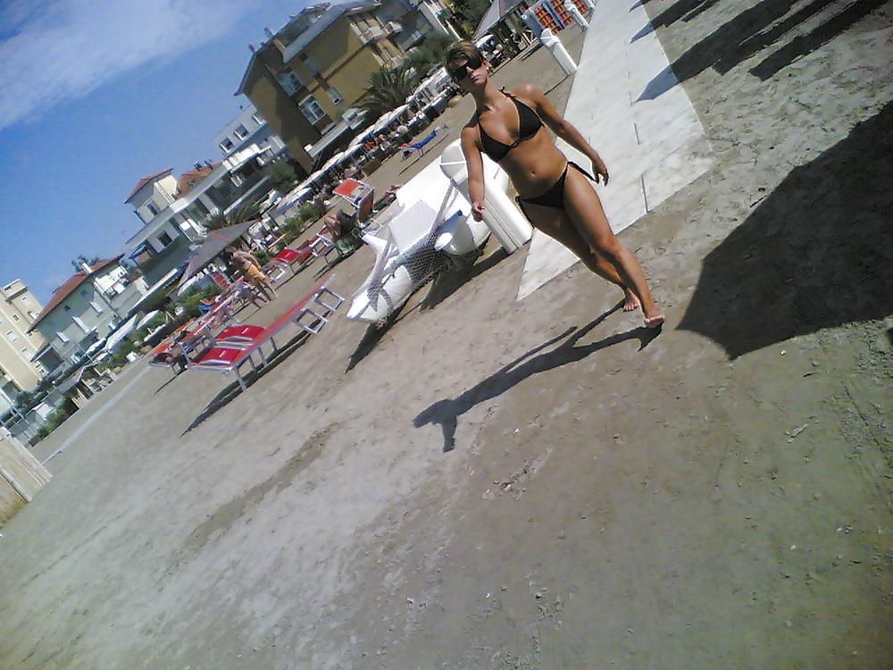 20P Sexy tan ass on italian beach