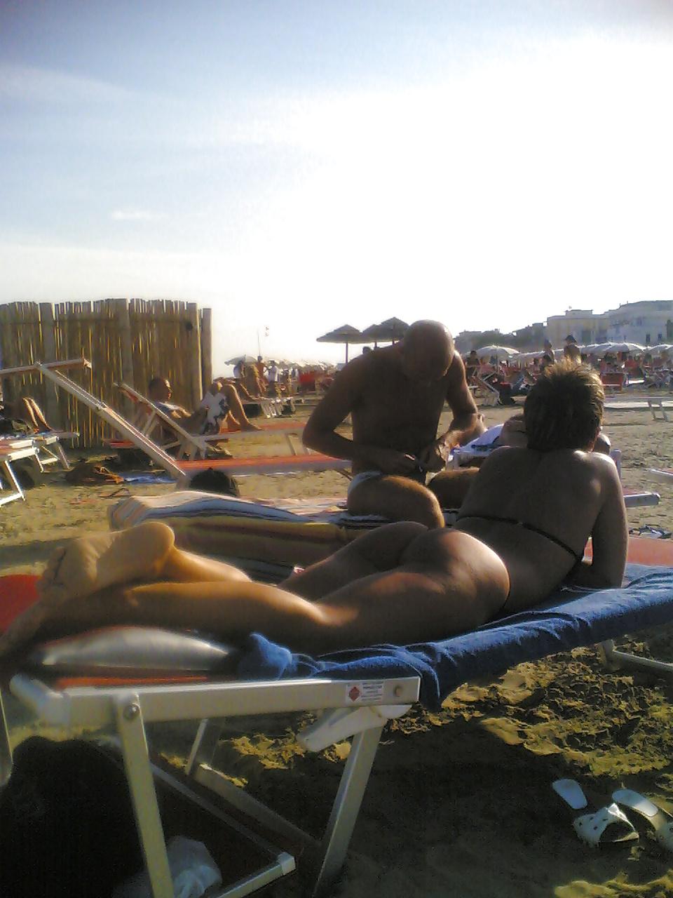 20P Sexy tan ass on italian beach