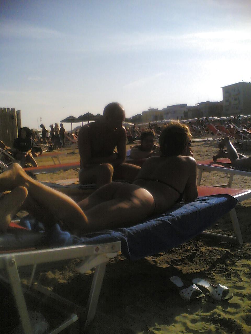 20P Sexy tan ass on italian beach