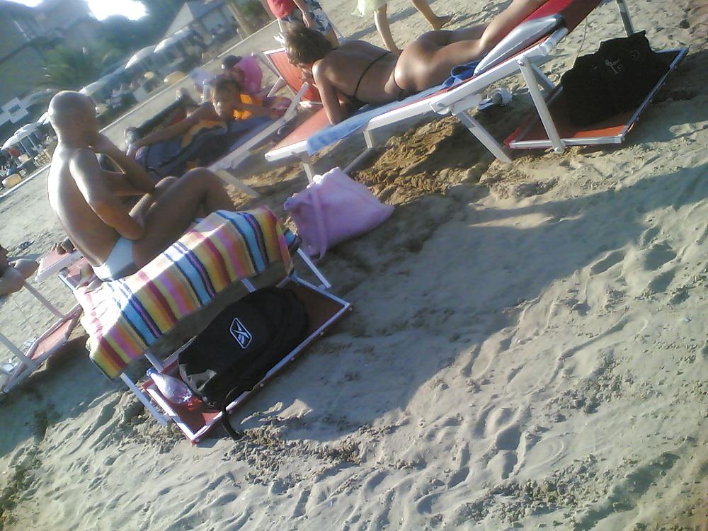20P Sexy tan ass on italian beach