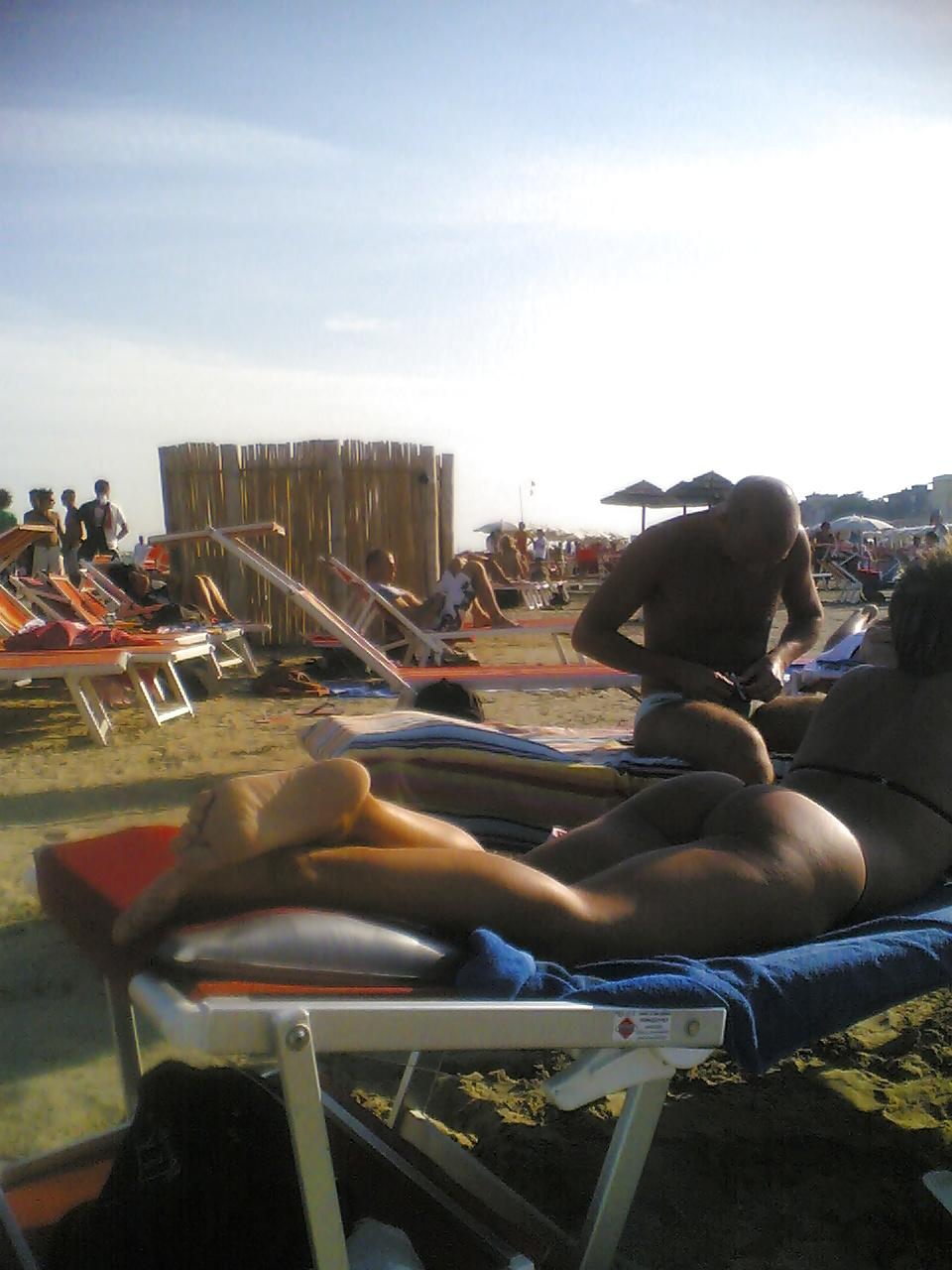 20P Sexy tan ass on italian beach