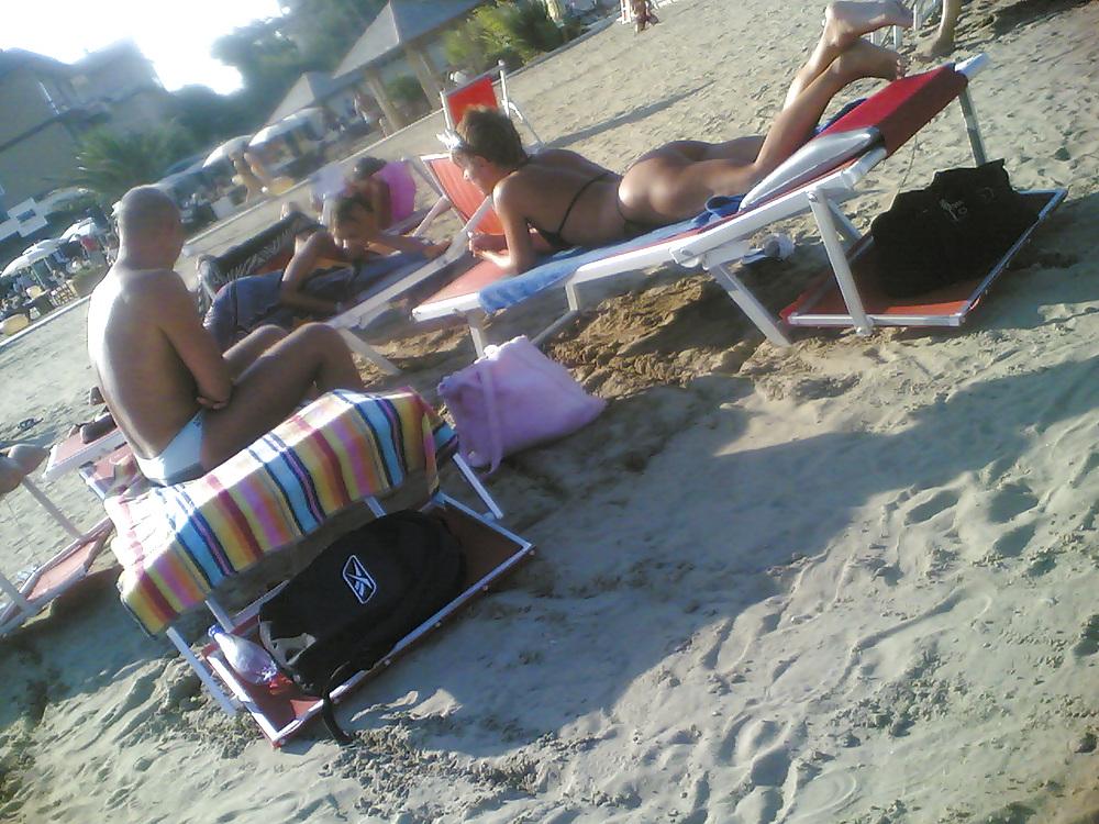20P Sexy tan ass on italian beach
