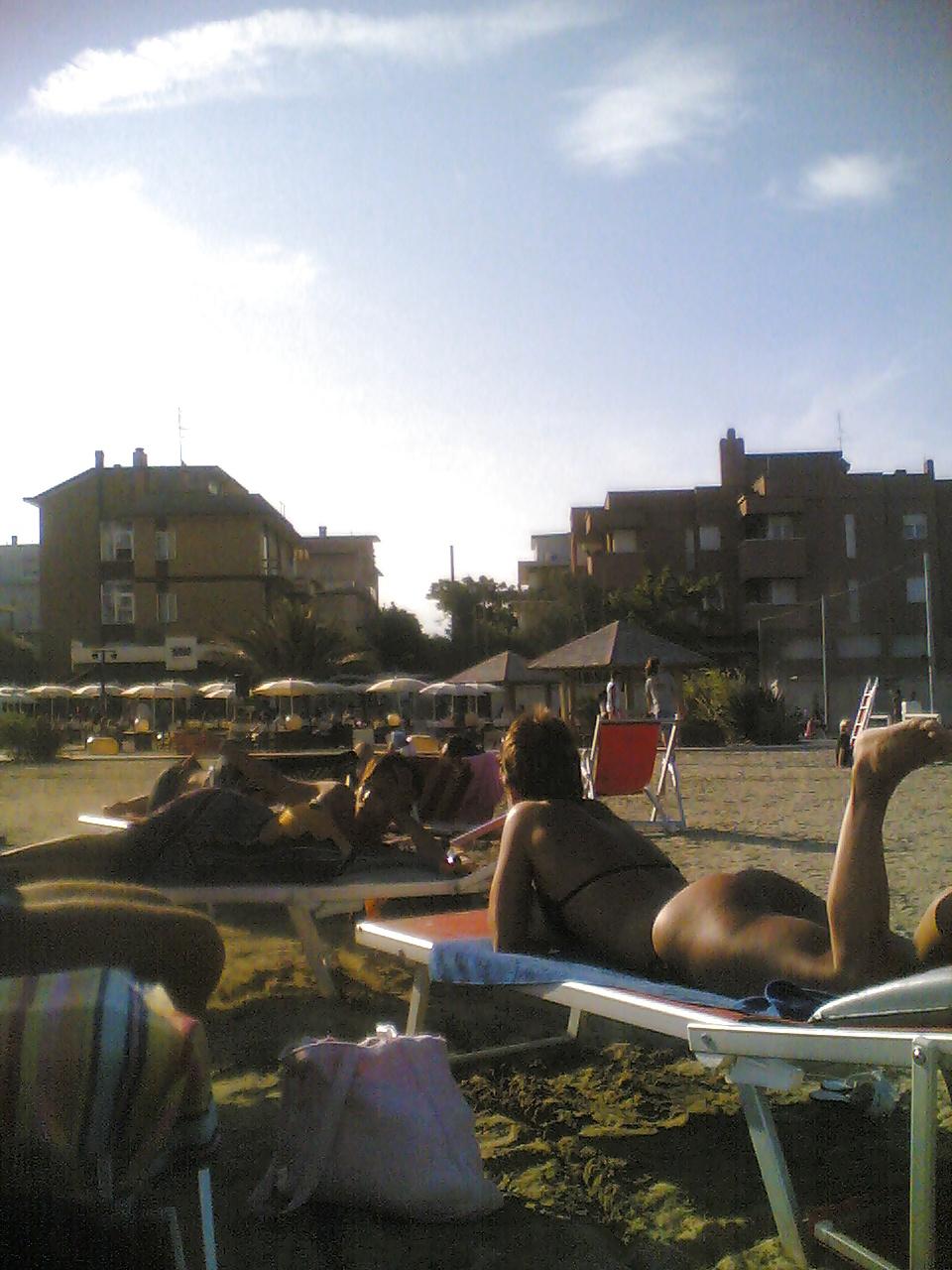 20P Sexy tan ass on italian beach