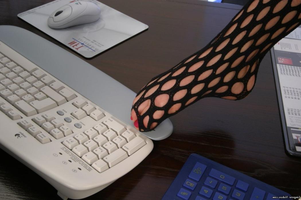 17P Sexy secretary wearing hot fencenet pantyhose