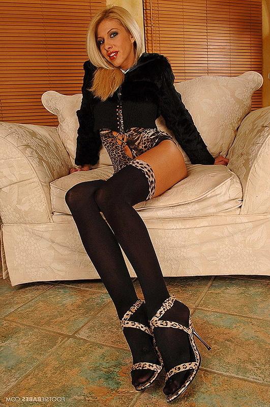 18P Blonde babe Clara takes off black stockings and expose long legs