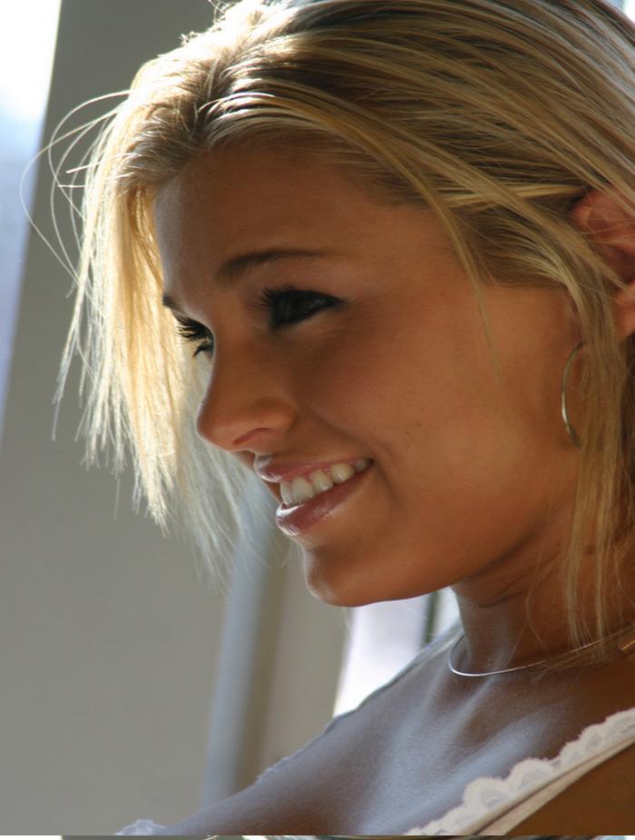 15P Süße blonde Hottie neckt im Fenster