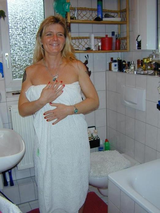 17P Tattooed Blonde Mom Shaving Pussy in Shower
