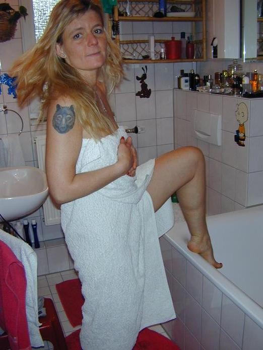 17P Tattooed Blonde Mom Shaving Pussy in Shower