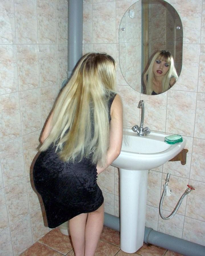 16P Blonde girl pissing