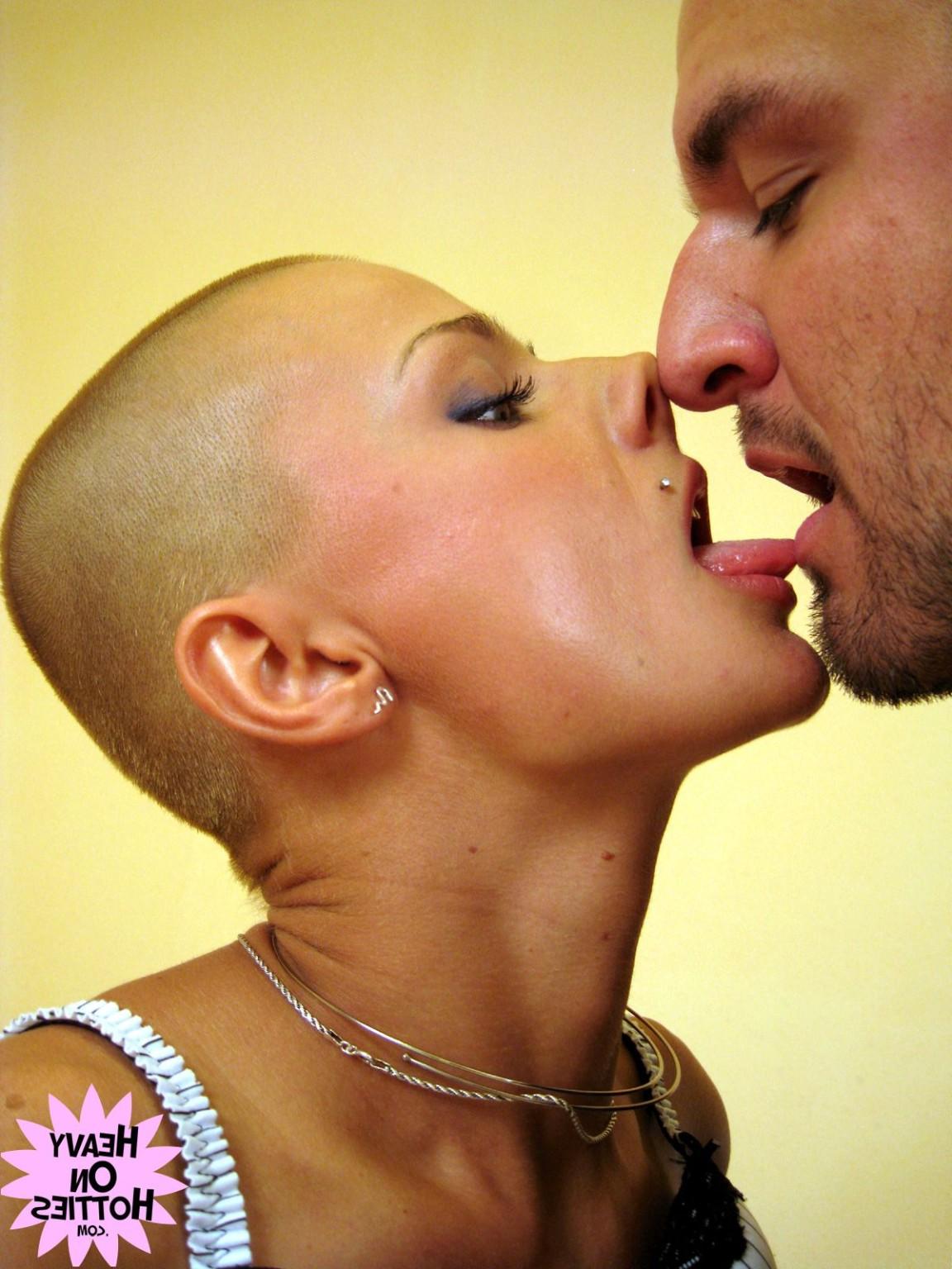 12P Bald girl blowjob