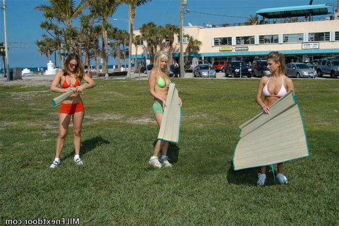 12P These 3 milfs are stretchin out doin some yoga and gettin freaky