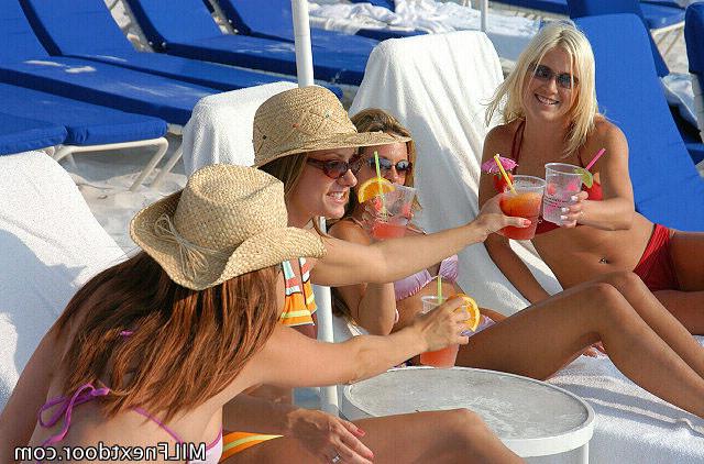 14P After chillin at the beach these milfs get wild at their apartment