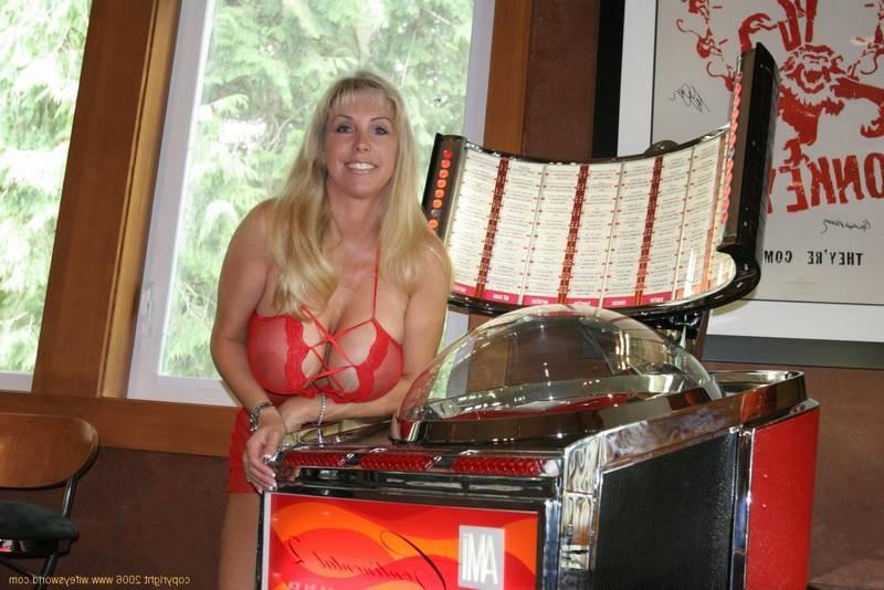 14P Wifey in red giving head and a handjob