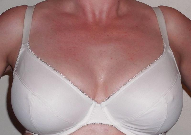 17P Woman their sell bras on the net 3