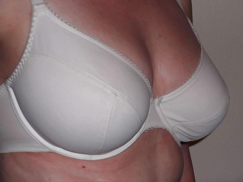 17P Woman their sell bras on the net 3
