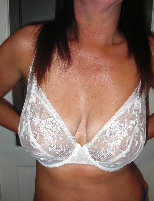 17P Woman their sell bras on the net 3