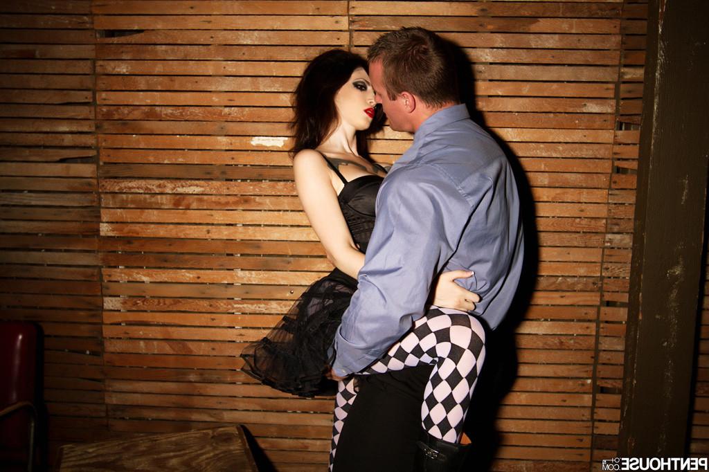 15P Indigo Augustine seduces him with perfectly tattooed body