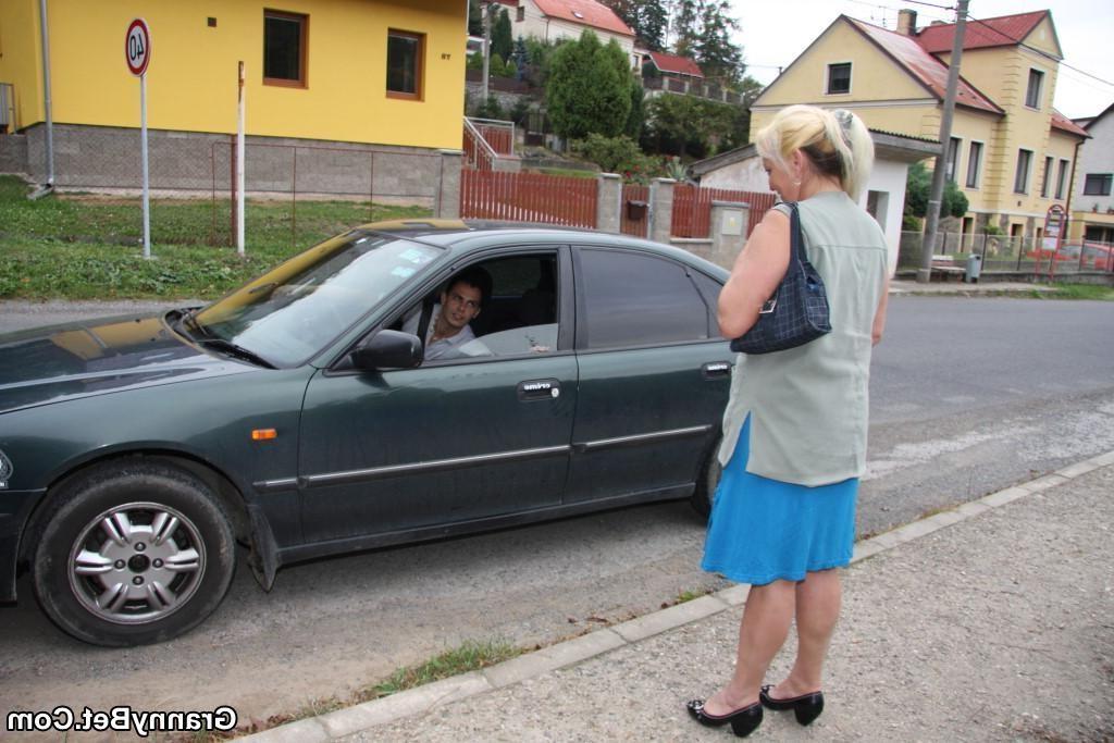 16P After fucking her mature pussy he pulls out and shoots his wad