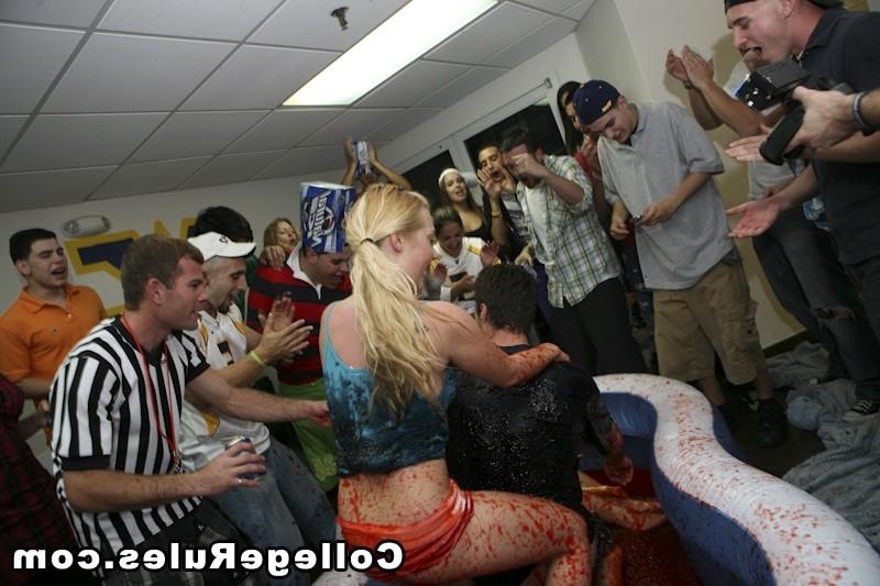 15P College drunk girls is having a girl to girl sex after party