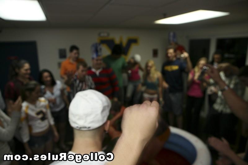 15P College party soon become a hardcore college orgy