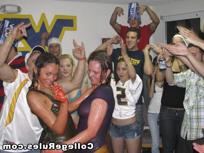 15P College party soon become a hardcore college orgy