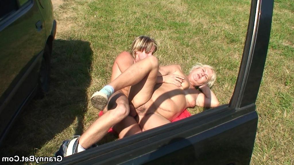 16P Old babe fucked hard in her pussy by the young man on the side