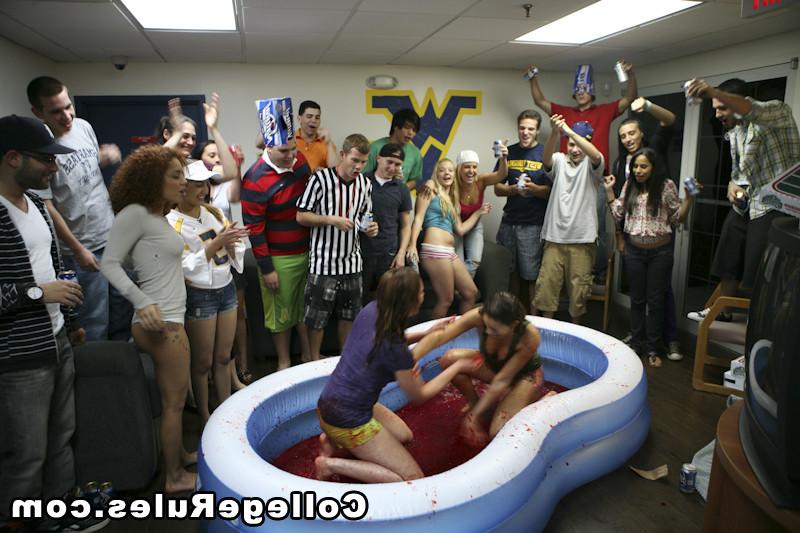 15P College girls are naked at the party giving blowjobs