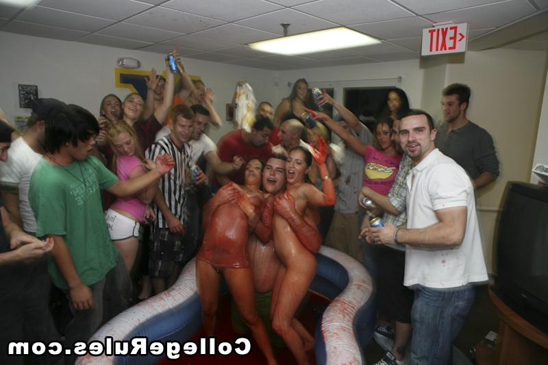 15P College girls are naked at the party giving blowjobs