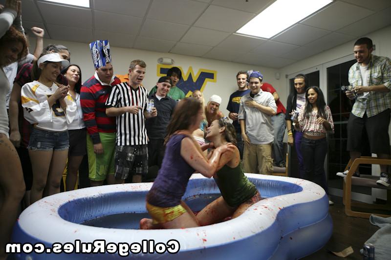 15P College girls are naked at the party giving blowjobs